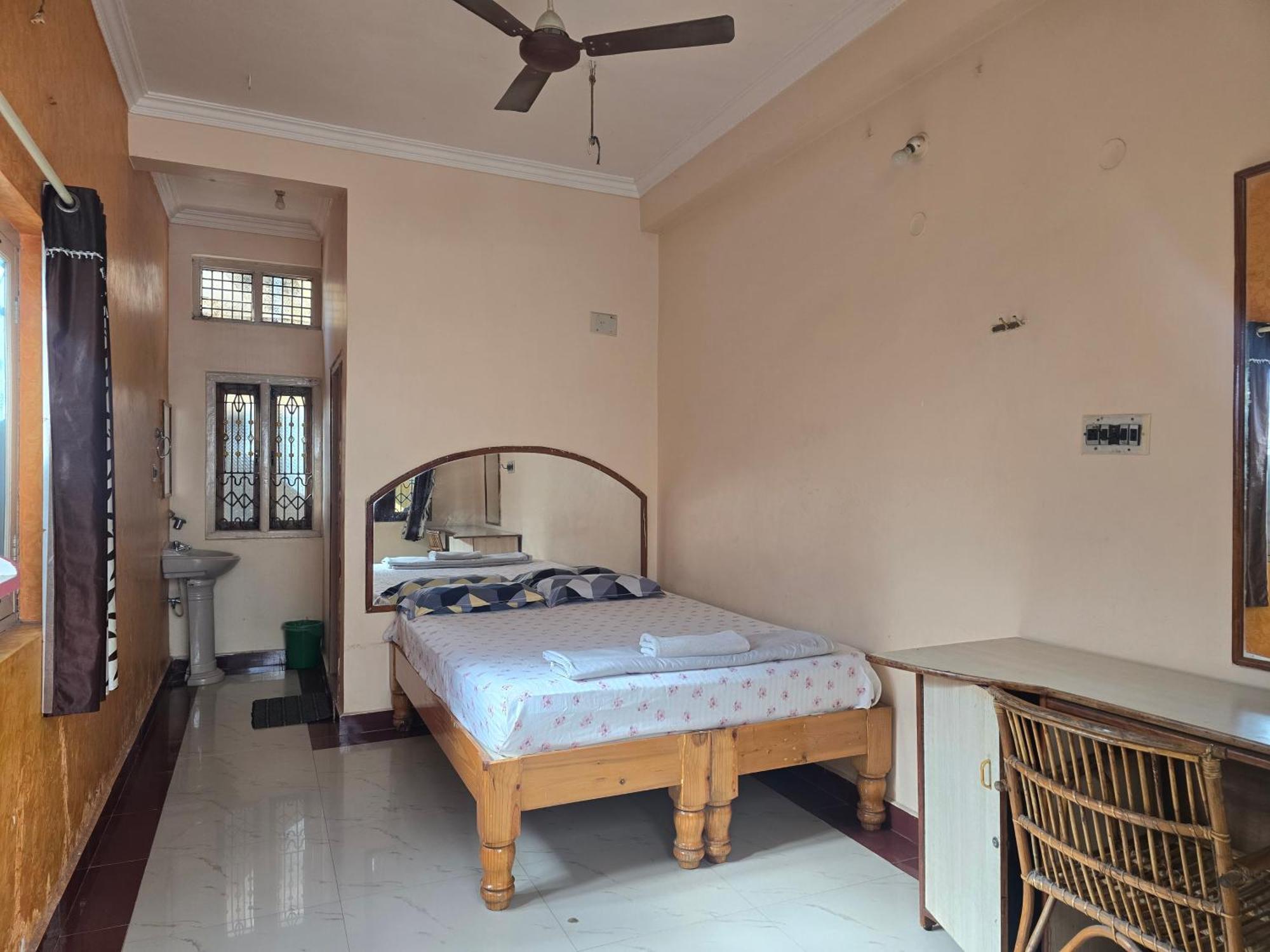 Lakshmi Heritage Tourist Home Хампи Екстериор снимка